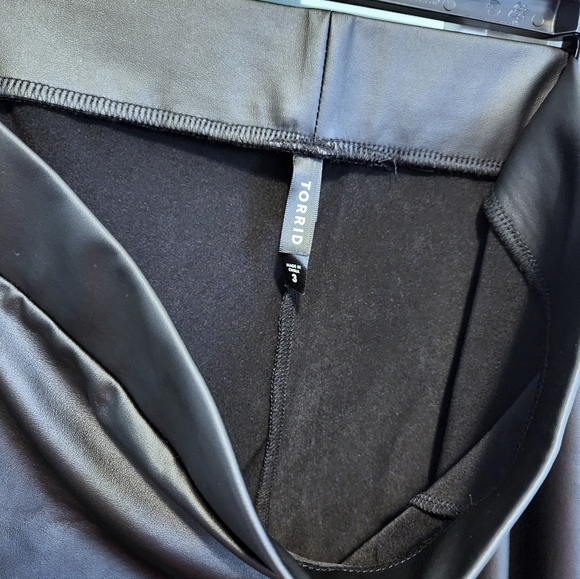 TORRID Full Length Signature Waist Faux Leather Legging Sz 3 - Picture 6 of 8